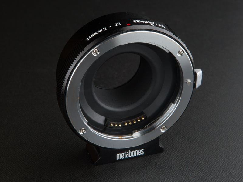 メタボーンズのAF対応EF-NEXアダプターは、デジタルホビーにて4万1,500円。三脚座を搭載する