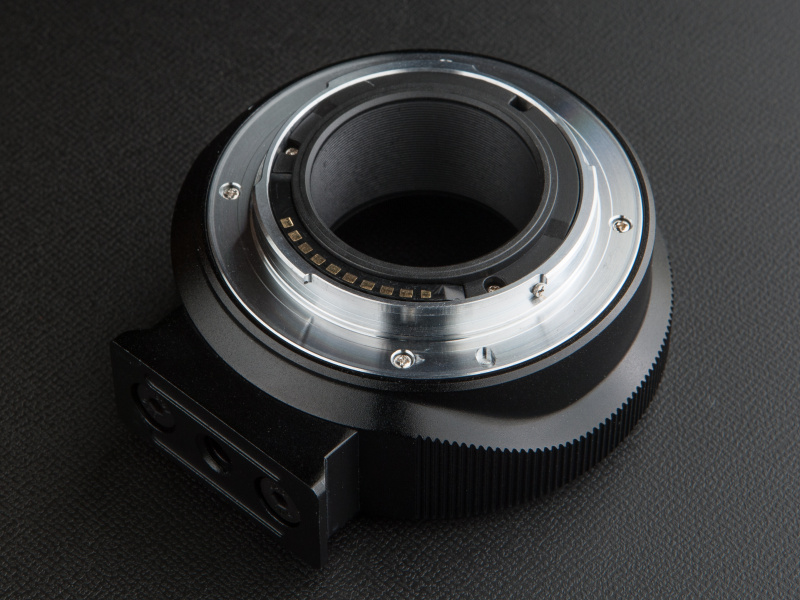 ボディ側に電子端子を搭載し、AF、絞り、ISの制御が可能。EXIFにレンズ名と撮影情報も反映される