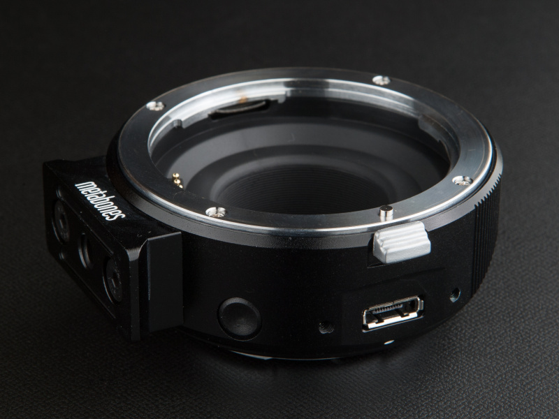 側面のデジタル端子は、将来的にオプション機器（発売未定）を装着するためのものだという