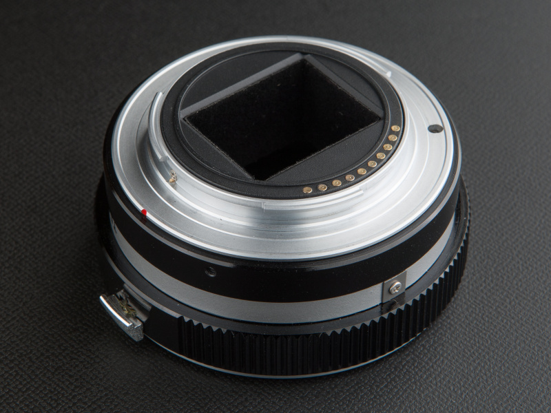 ボディ側の電子端子は円形になっている。内部は反射防止処置がほどこしてある