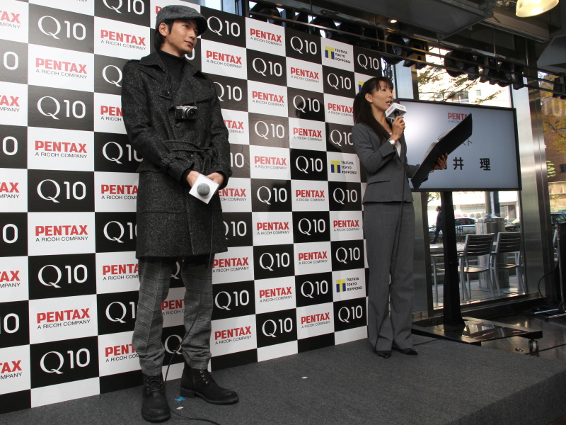 会場に向井理さんが登場