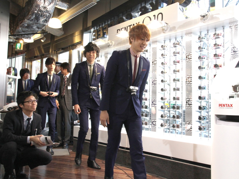 THE BAWDIESが登場