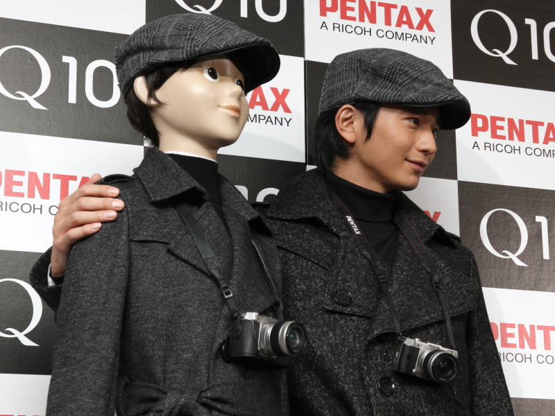 Q10 chappieと肩を組む向井さん。ポーズを指定され肩を離すとき、小さく「ごめんね」と語りかけていた