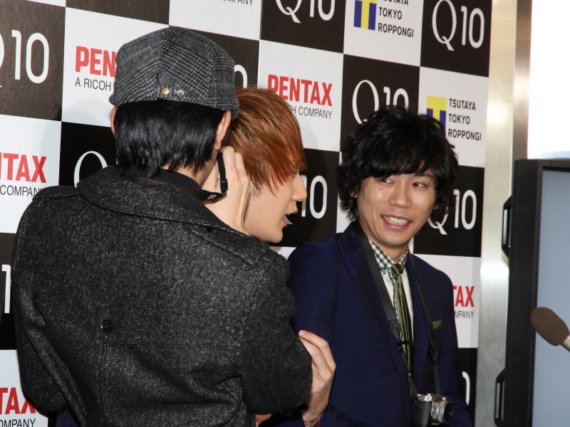 テレビ取材を受けるROYさんを、向井さんが横からQ10で撮影するシーンも