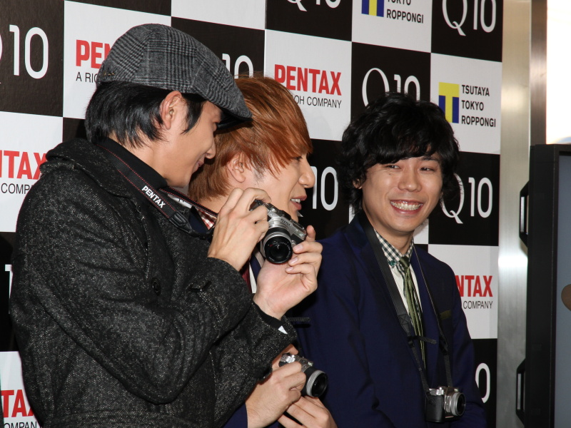 テレビ取材を受けるROYさんを、向井さんが横からQ10で撮影するシーンも