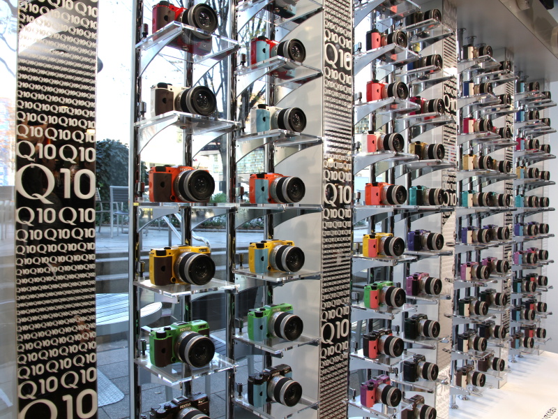 各色のPENTAX Q10も並んでいた