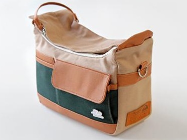 ピンバッジが付属する