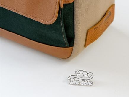 ピンバッジが付属する