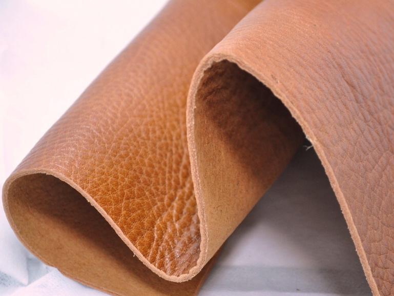 縮みによって浮き上がった天然シボ