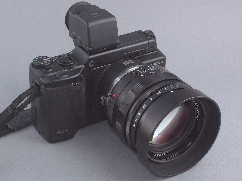 GXR A12 MOUNTに装着したNOKTON 50mm F1.1で、画角はライカ判換算75mmの中望遠となる。F1.4を超える大口径レンズで、光学ガラスがギッチリ詰まった太い鏡筒にはホレボレしてしまう。しかしさすがライカMマウント仕様だけあって、一眼レフ用の同クラスレンズに比べるとずいぶんコンパクトだ。