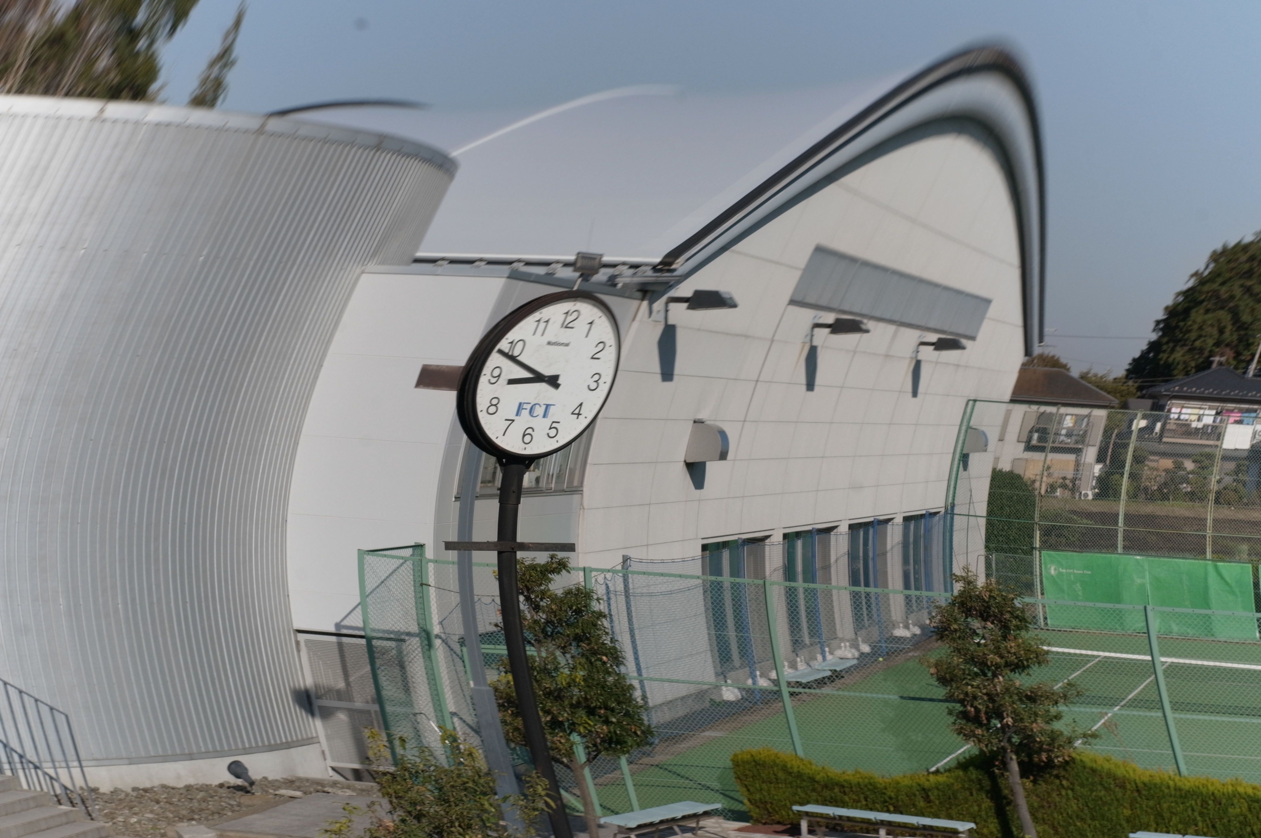 ところが、カメラを左右に揺らしながらシャッターを切ると、ご覧の通り垂直線がぐにゃりと歪んだ写真が撮れる。しかし拡大して見ると、シャッター速度1/1,000秒にも関わらずブレが出てしまっている。GXR MOUNT A12 / NOKTON 50mm F1.1 / 約4.2MB / 4,288×2,848 / 1/1,000秒 / F8 / 0EV / ISO250 / 絞り優先AE / WB：オート / 50mm