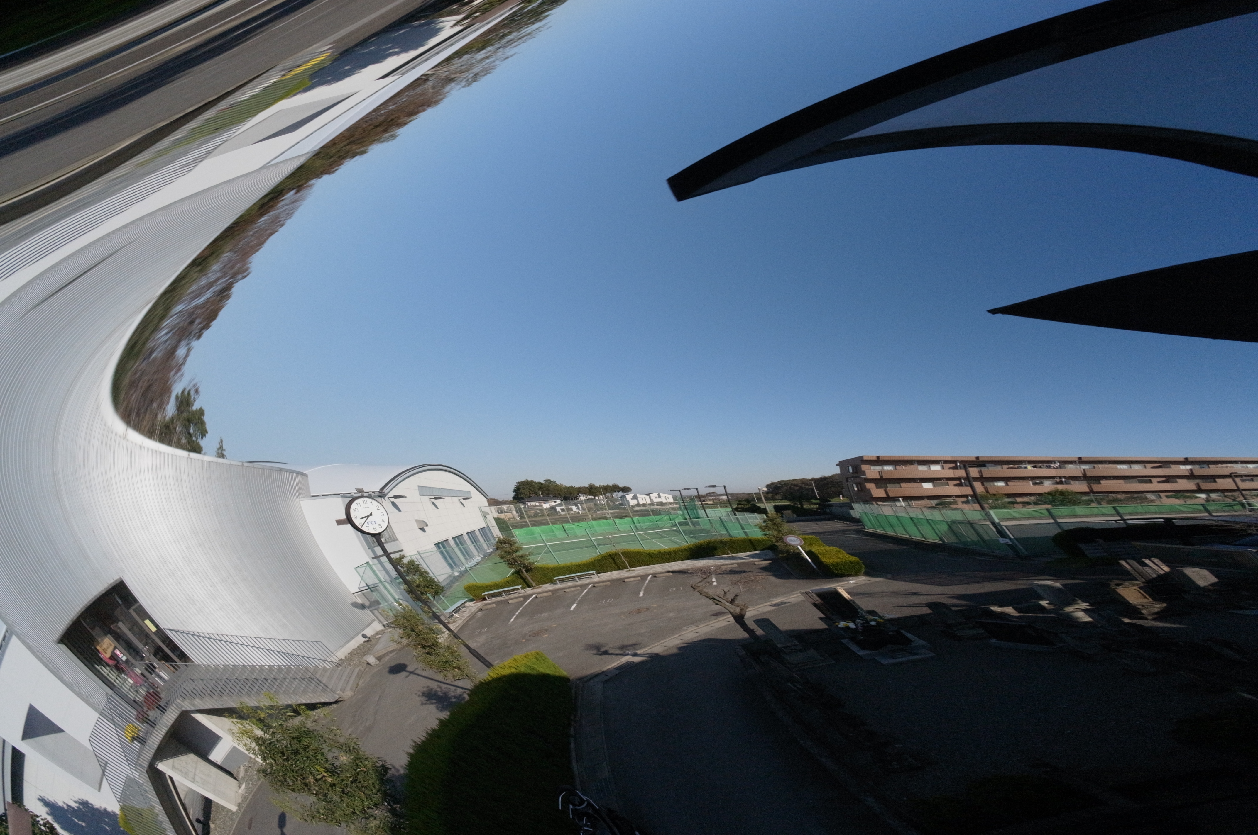 こちらはカメラをくるっと回転させながらシャッターを押してみたのだが、歪み方もダイナミックで面白い写真になった。まさに目眩がしそうな世界である。GXR MOUNT A12 / ULTRA WIDE-HELIAR 12mm F5.6 Aspherical / 約4.3MB / 4,288×2,848 / 1/8,000秒 / F8 / 0EV / ISO1083 / 絞り優先AE / WB：オート / 12mm