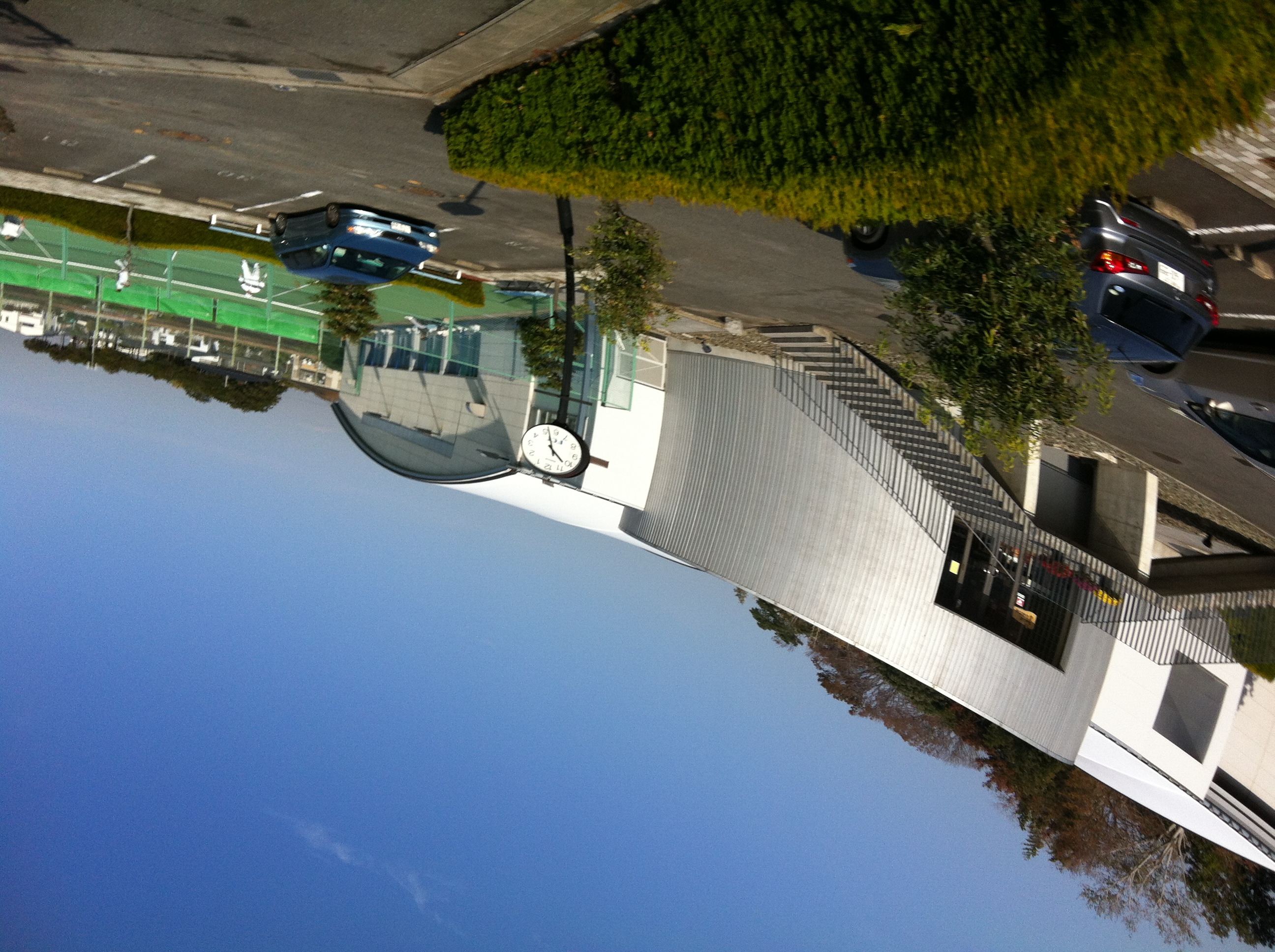 比較のため、機械シャッターを搭載しないiPhone 4の内蔵カメラ（裏面照射型CMOSセンサー採用）を揺らしながら撮ってみた。しかしどう撮っても揺らぎ方が大人しく、ブレも出てるし画質も今ひとつだ。やはり高画質で高機能のGXR A12 MOUNTの「電子シャッターモード」を使うメリットはハッキリある。iPhone 4 / 約1.8MB / 2,592×1,936 / 1/2,011秒 / F2.8 / 0EV / ISO80 / 絞り優先AE / WB：オート / 3.8mm