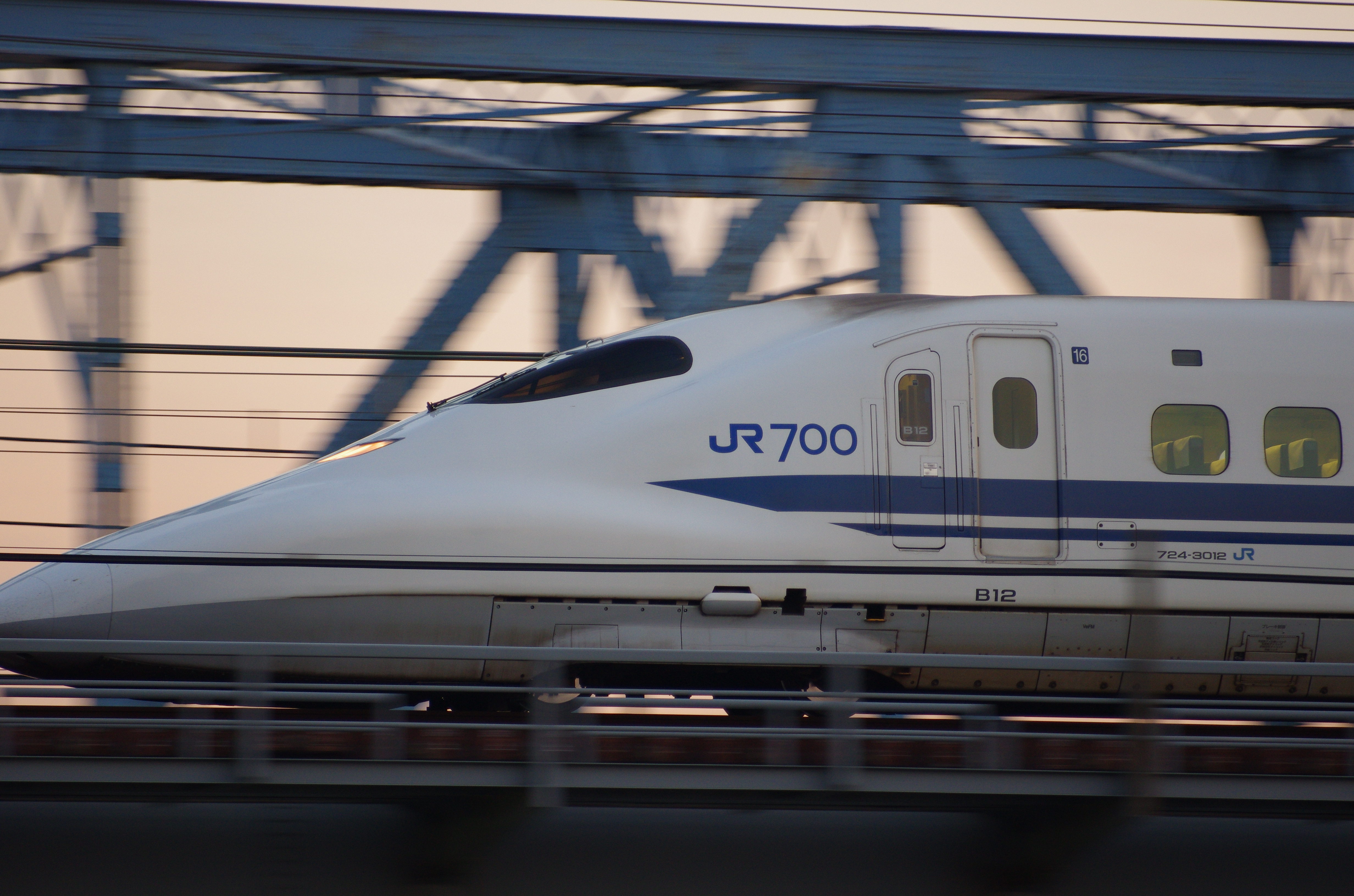 ローパスレス撮像素子のもたらす高い鮮鋭性は、走行中の新幹線のリベットや車体の刻印のみならず、車内の様子まではっきりと写し出す。PENTAX K-5 IIs / DA★60-250mm F4 ED [IF] SDM / 約10.2MB / 4,928×3,264 / 1/100秒 / F4 / 0EV / ISO640 / シャッター&amp;絞り優先 / WB：日陰 / 250mm