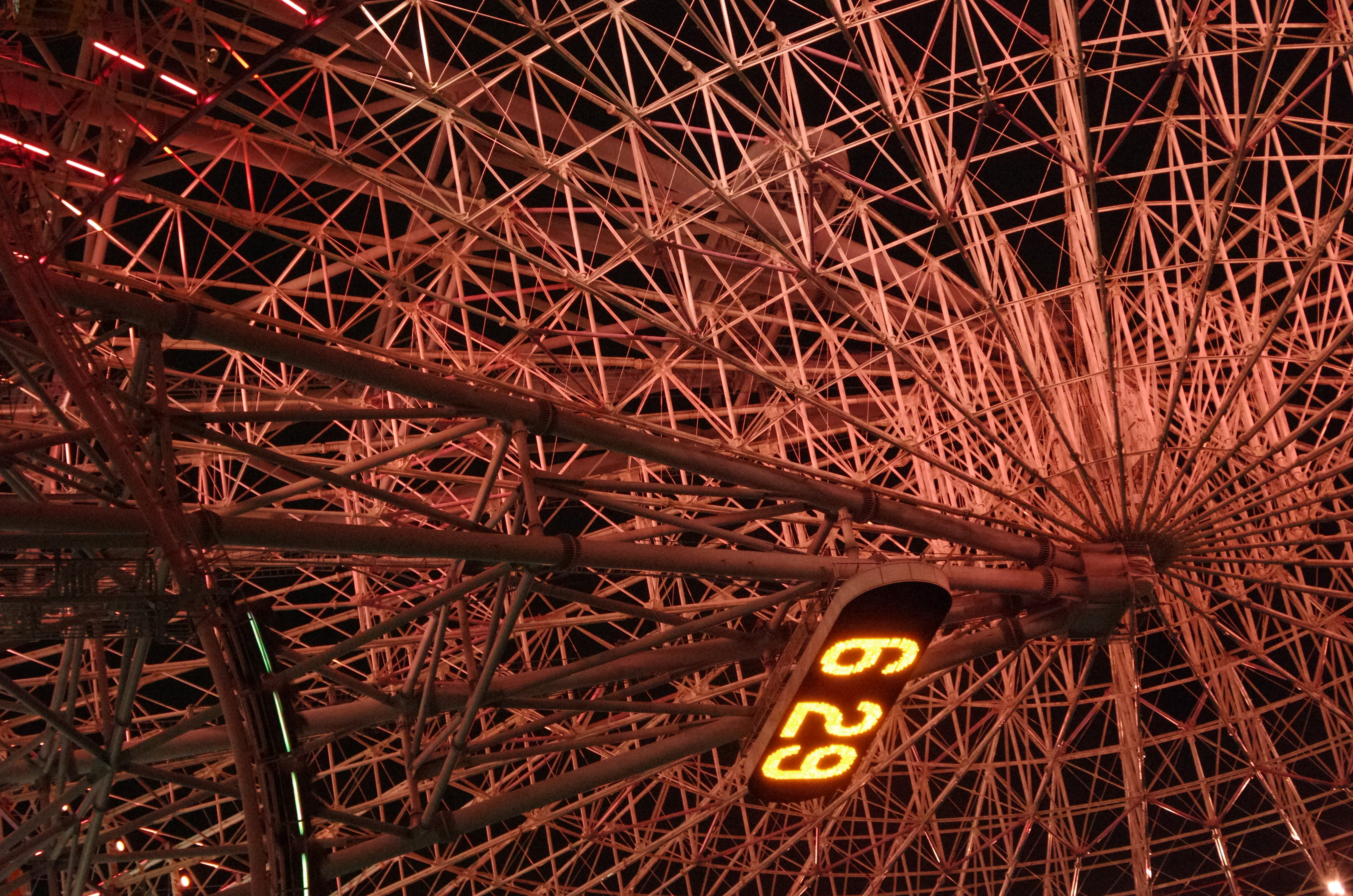 さすがにISO8000はノイジーだが、トーンが崩れていないのは評価できる。歪曲/倍率色収差補正ON。PENTAX K-5 IIs / DA 18-135mm F3.5-5.6 ED AL [IF] DC WR / 約9.7MB / 3,264×4,928 / 1/30秒 / F8 / -1EV / ISO8000 / シャッター&amp;絞り優先 / WB：太陽光 / 68mm