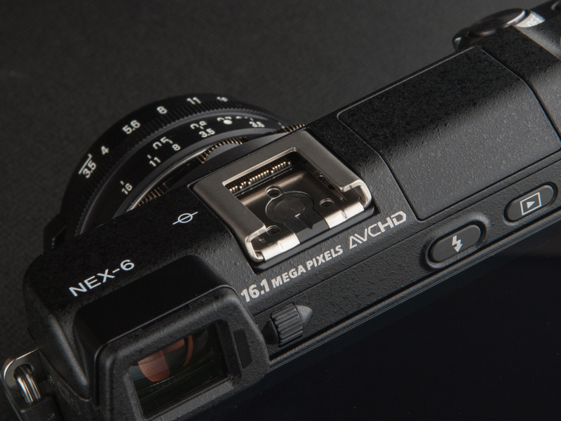 NEX-6はホットシューの奥に電子端子が見えるが、外付けファインダーが装着できる