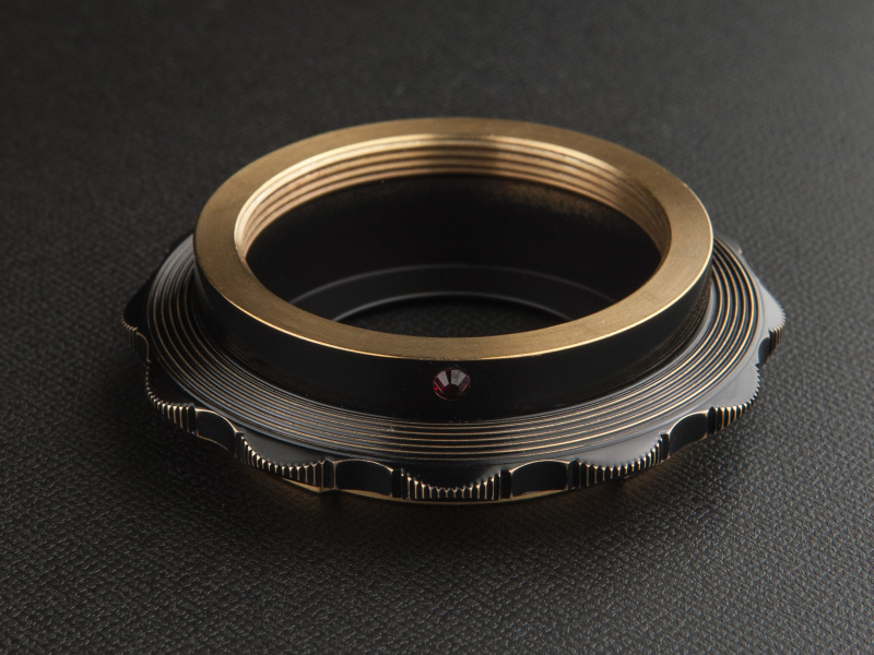 三晃精機のNEX用ライカLマウントアダプター（ブラック）は1万1,000円。これにウェザリング加工を施した