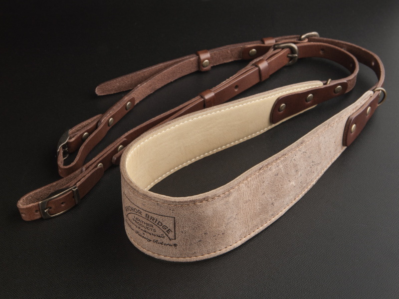 アンカーブリッジ×ロベル カメラストラップクーズーは9,975円。ロベルのウェブストアで購入できる