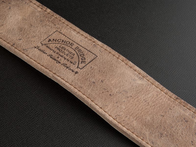 牛革や馬革と異なり、表面に無数の小傷がある。ワイルドな表情のストラップだ