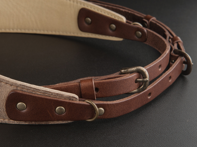 アンティーク調の金具がクーズーレザーの雰囲気とよく似合っている