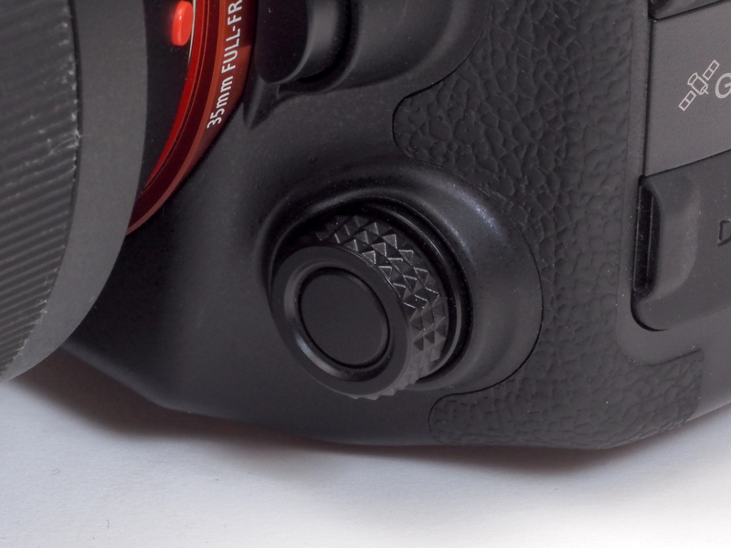 従来フォーカスモードダイヤルだった場所には新たに「サイレントマルチコントローラー」が新設された。