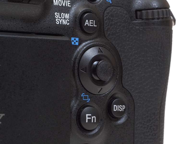 背面部のボタン類。マルチセレクターを中心に右側に集中。親指でブラインド操作しやすい配列になっている。