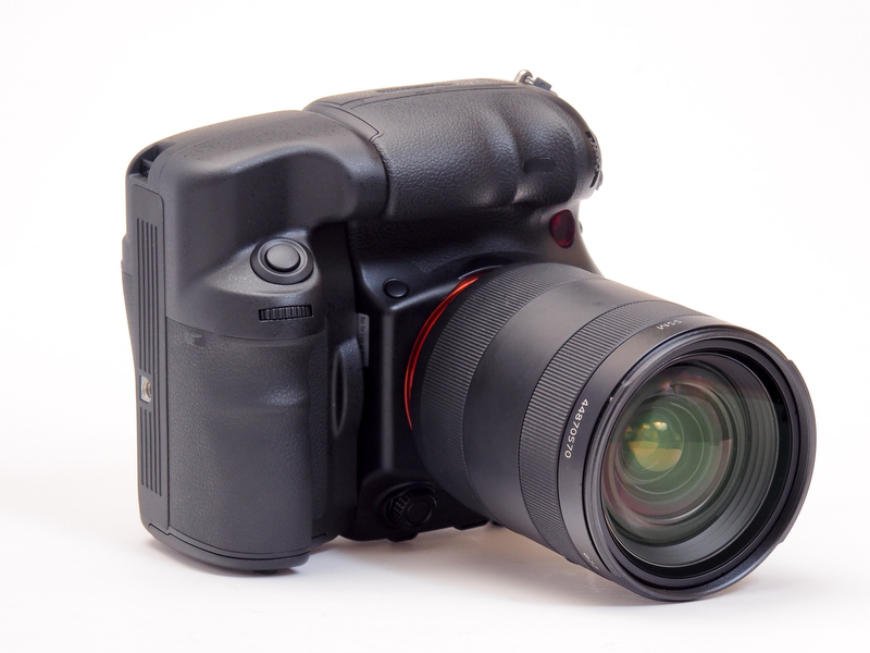 ソニー製のタテ位置グリップはシャッターボタンが低めに設定され、横位置と同等のグリップの握りやすさを確保している。