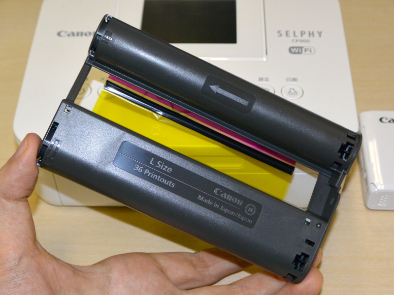インクはカートリッジ（左）を本体側面からセットする（右）