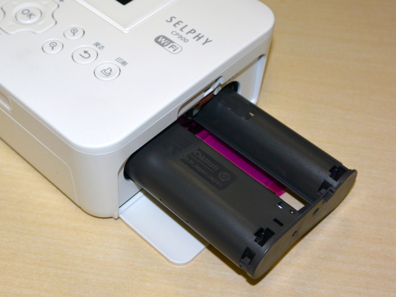 インクはカートリッジ（左）を本体側面からセットする（右）