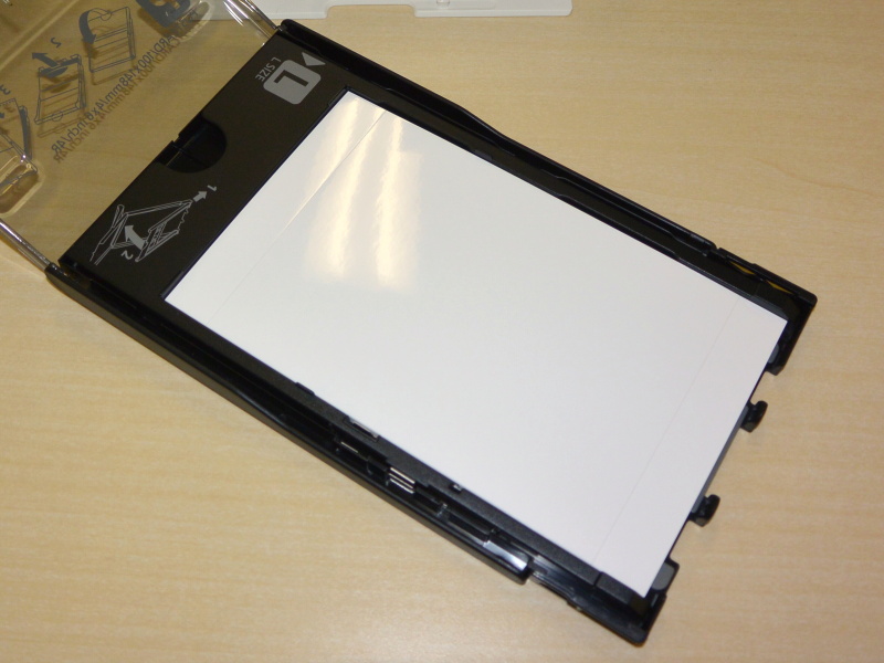 用紙は付属のトレーに入れて（左）本体にセットする（右）