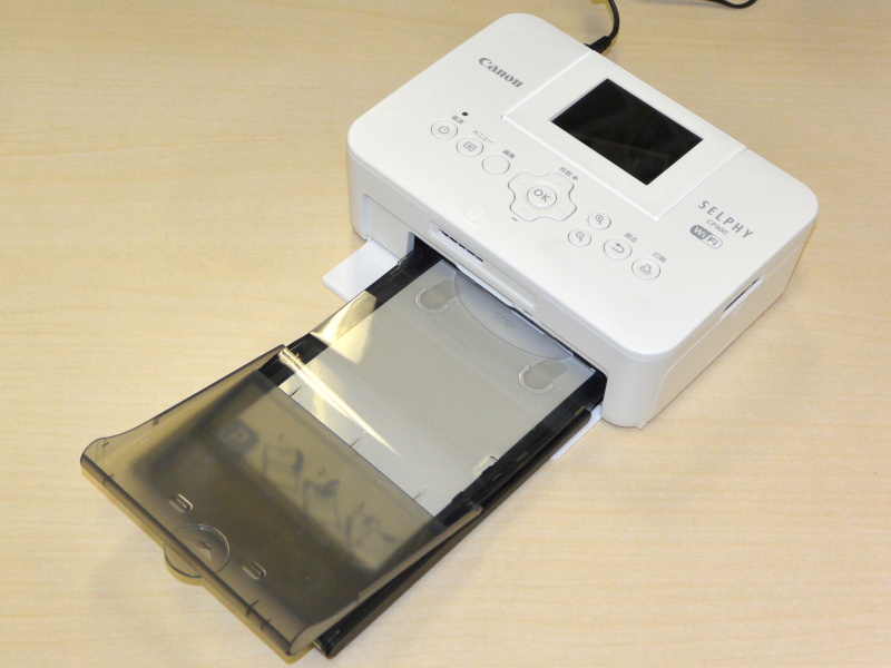 用紙は付属のトレーに入れて（左）本体にセットする（右）