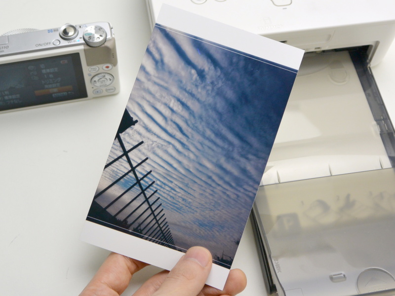 プリントしたところ。上下の点線部分（左）で前後に折ると、余白を取り除ける（右）