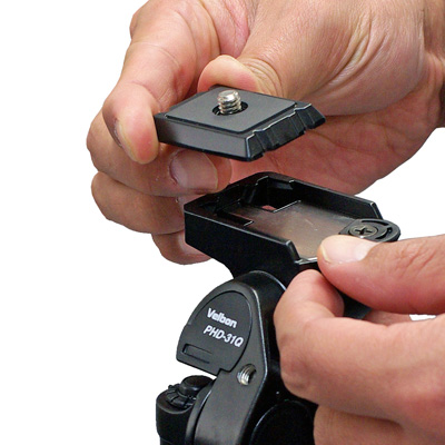 クイックシュー式雲台を採用