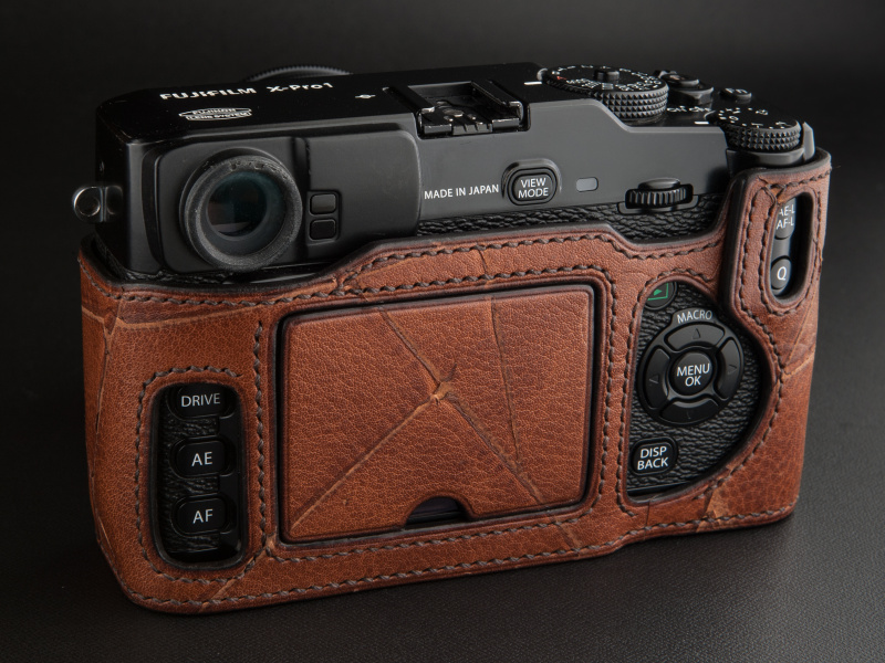 オマケで液晶カバーが付属する。はめ込むだけのシンプルな仕組みだが、収納時の保護に役立つだろう