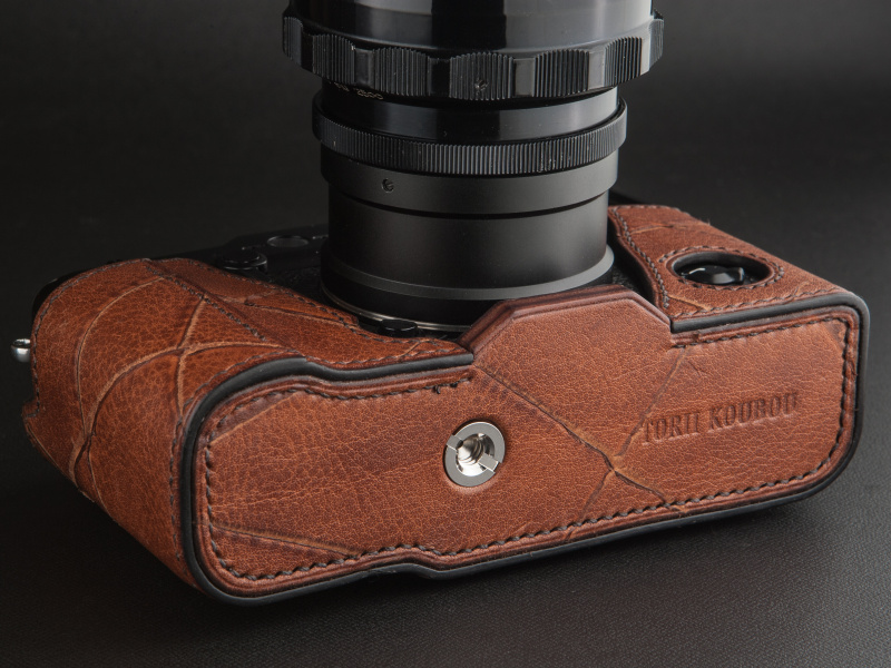 ネジで三脚穴に固定する。付属ネジ自体に三脚穴があり、ケース装着時でも三脚に固定できる