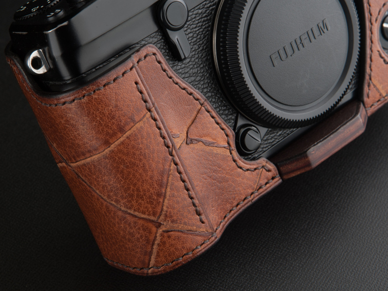 型押しではなく、実際に革を削いだインパクトのあるマテリアルだ。