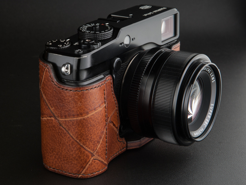 底面のザブトンのおかげで、レンズを付けても前に倒れない。ザブトンはオーダー時にサイズ調整が可能だ