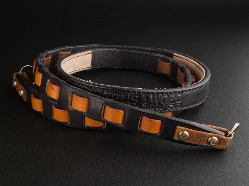 グロックレザーのPIWカメラストラップ（スタンダード）は1万5,000円。カービング付きのタイプもある