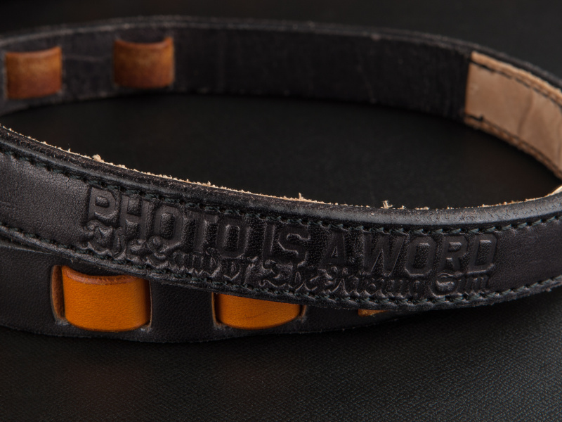 肩の部分にはロゴが刻印されている。裏面には色移りしづらい革が貼ってある