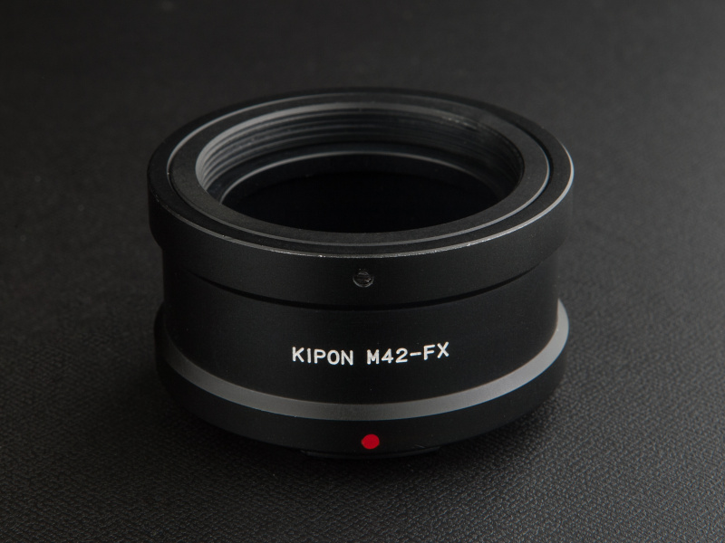 キポンのXマウント用M42マウントアダプターは5,800円。ピン押しタイプになっている