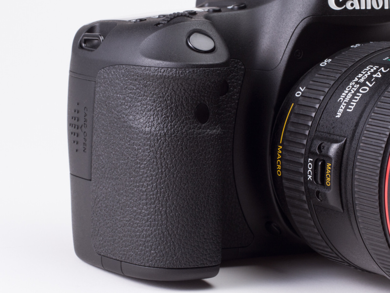 グリップはホールド性がよく男性の手でもしっかり握れる。ラバーの質感も手に馴染む。