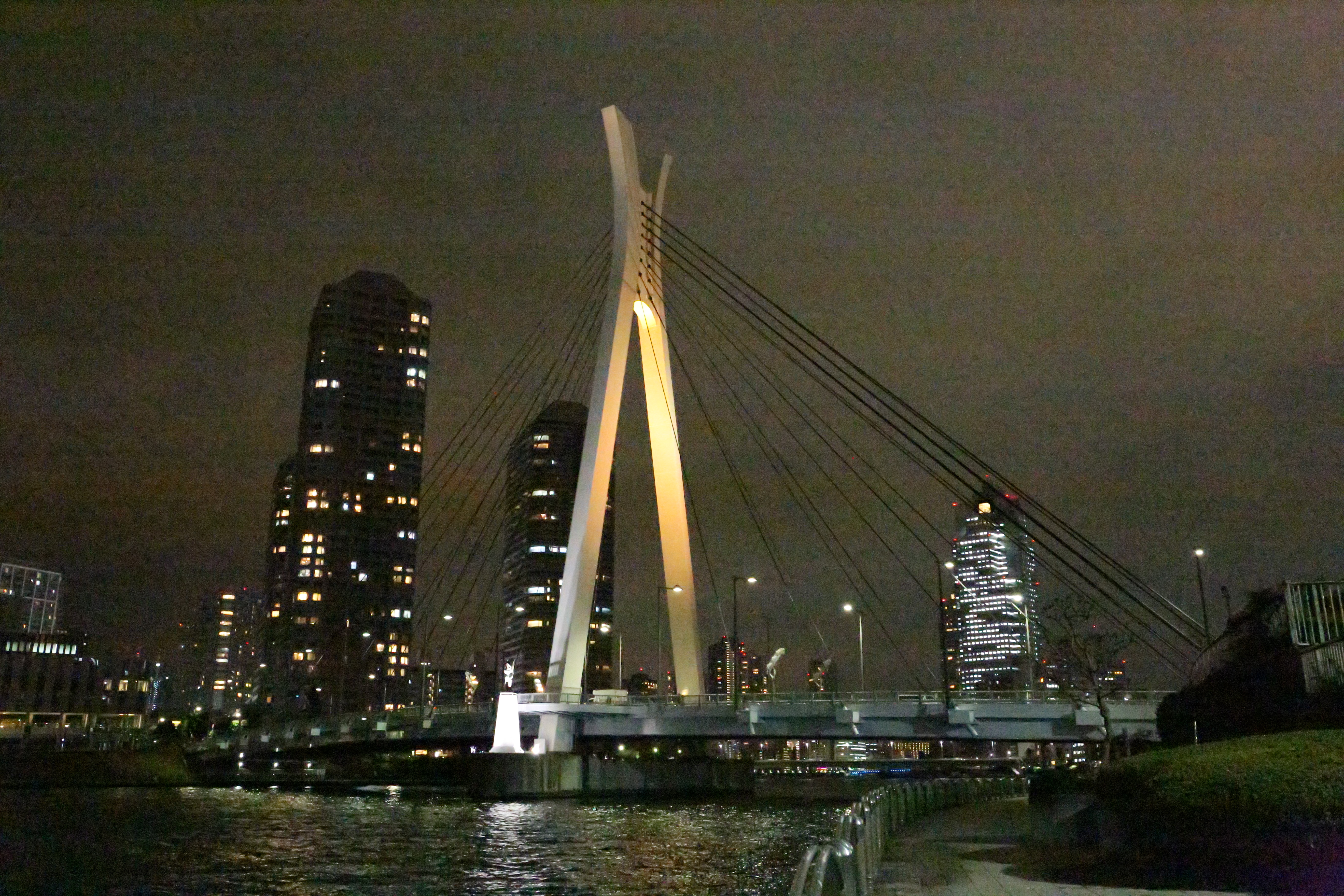 ISO102400 / EOS 6D / EF 24-70mm F4 L IS USM / 約11.5MB / 5,472×3,648 / 1/100秒 / F8 / 0EV / 31mm