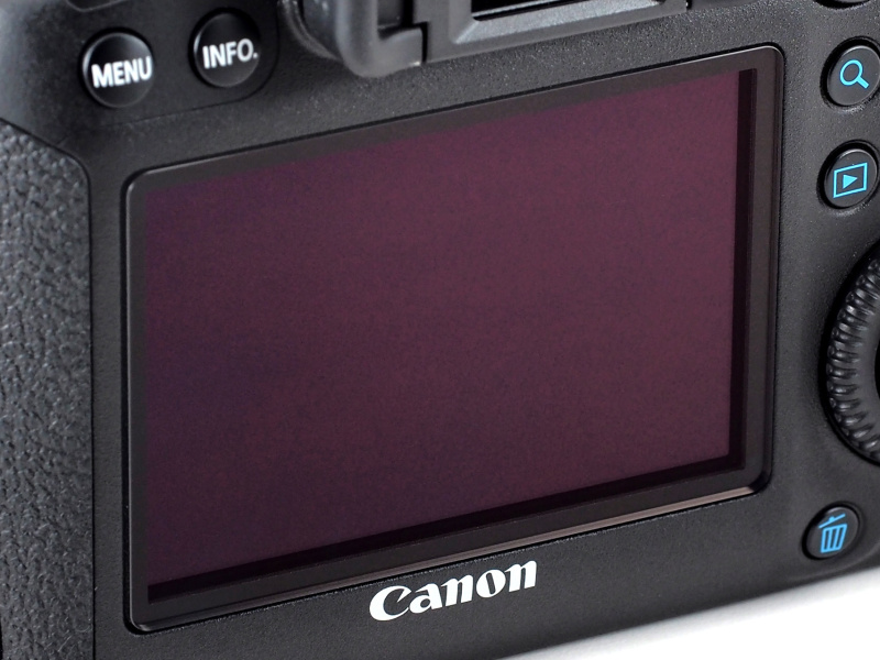 液晶モニターは3型・約104万ドットのクリアビュー液晶。輝度自動調整機能がなく明るい屋外では若干見難いこともあった。