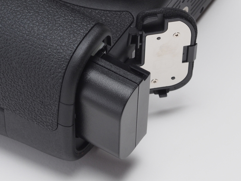 バッテリーはEOS 5D Mark III、EOS 5D Mark II、EOS 7D、EOS 60Dなどと共通のLP-E6を採用。残容量や劣化度といった情報を確認できる。電池室開閉部にも防塵防滴のためにシーリングが施されている。