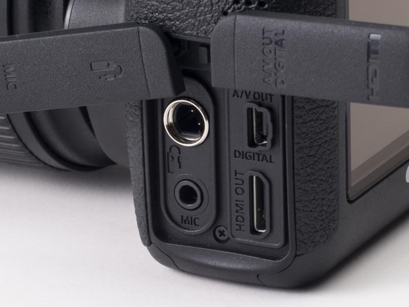 HDMIミニ出力端子、USB、マイク入力端子、リモコン端子などが並ぶインターフェース部。シンクロ接点は用意されていない。