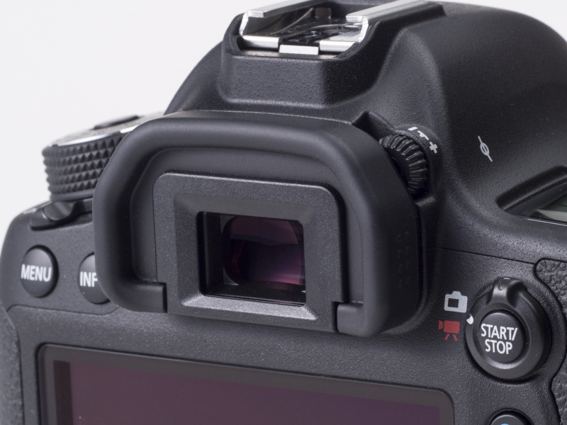 ペンタプリズムを採用した視野率約97％倍率約0.71倍の光学ファインダーを搭載。視度調整範囲は約－3.0～+1.0ｍ-1（dpt）。