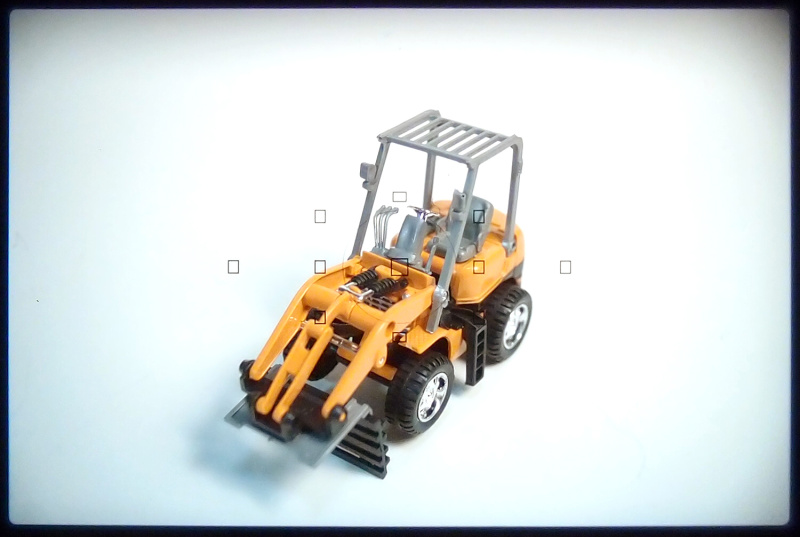 【参考】「Eg-A II」と「Eg-S」を装着したファインダー内を同じ露出で撮影した。「Eg-S」の方が暗くはなるが、F2.8以上の大口径レンズを使えばピントの山は掴みやすくなる。こうしたスクリーンの存在はもはや貴重になった。