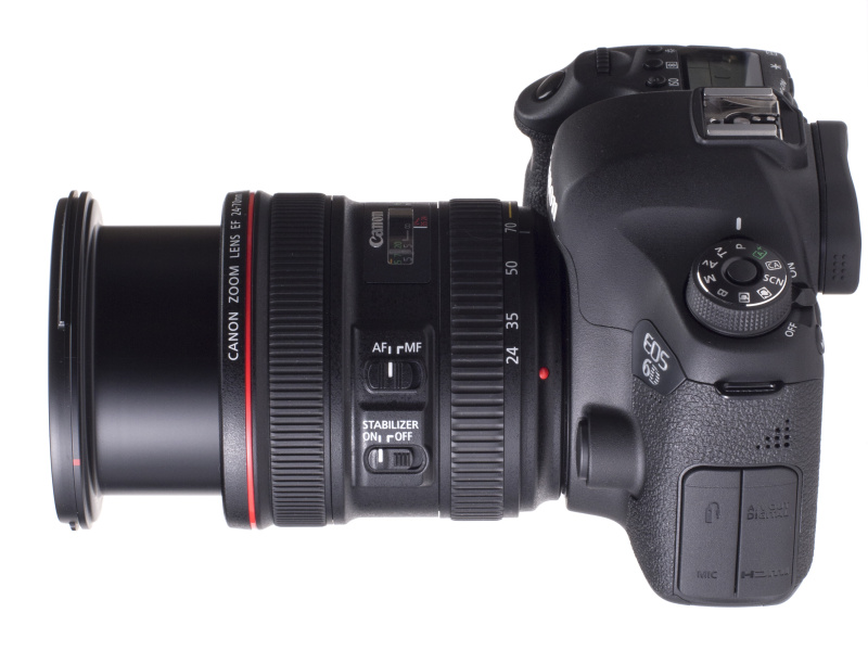 ズーム時の伸縮の様子。ハイブリッドISを搭載しズームロックも設けられている。使い勝手の良いレンズだ。