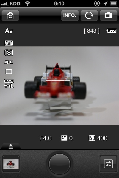 「EOS Remote」でカメラを操作しているところ。レリーズ、露出値やISO感度の設定といったカメラの操作が可能。ライブビュー撮影では液晶モニターにもなる。