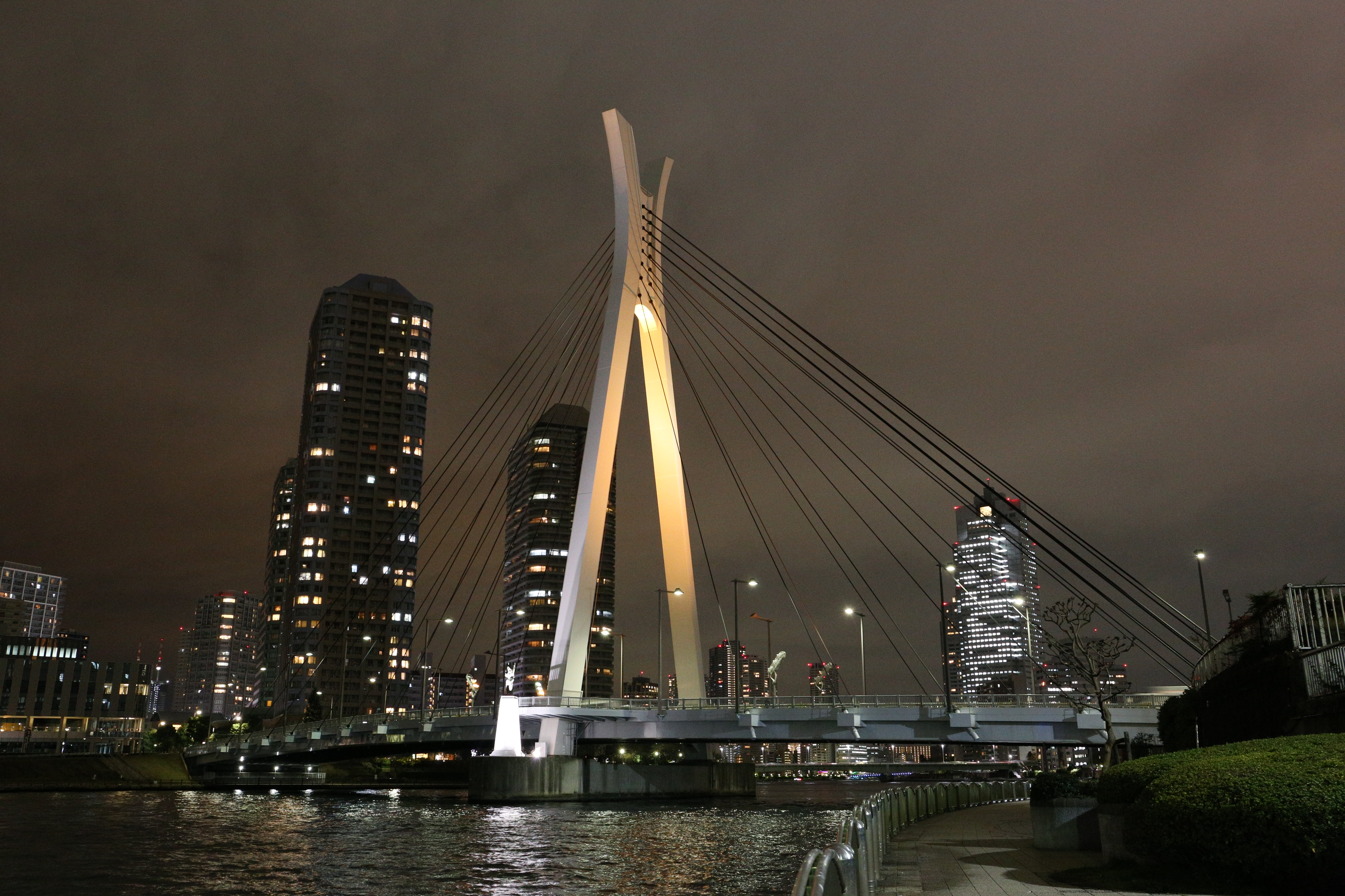 ISO6400 / EOS 6D / EF 24-70mm F4 L IS USM / 約8.8MB / 5,472×3,648 / 1/6秒 / F8 / 0EV / 31mm